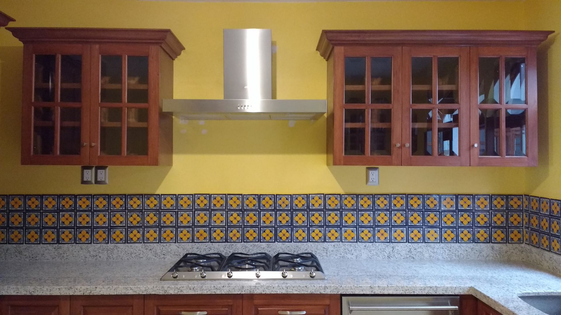 homify Cozinhas embutidas Madeira maciça Multi colorido