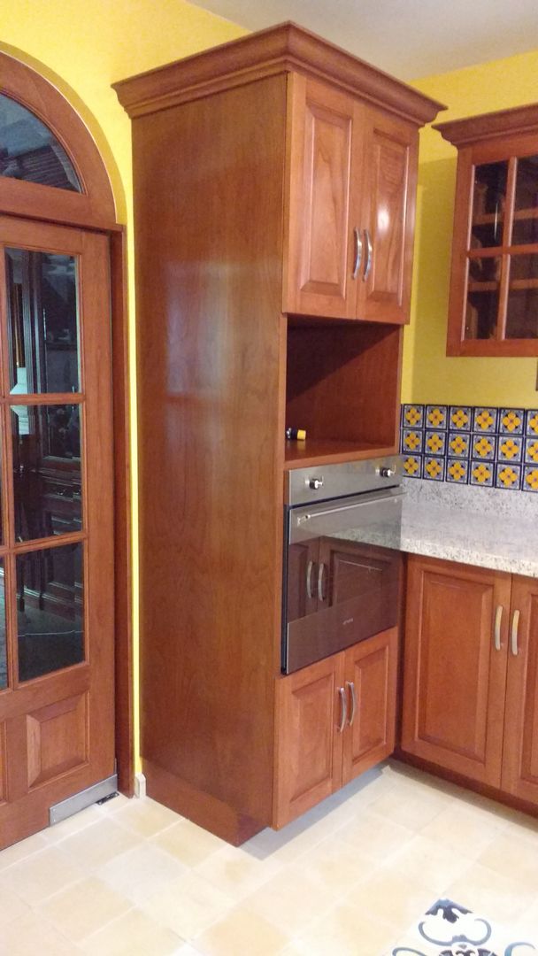 homify Built-in kitchens Solid Wood Multicolored