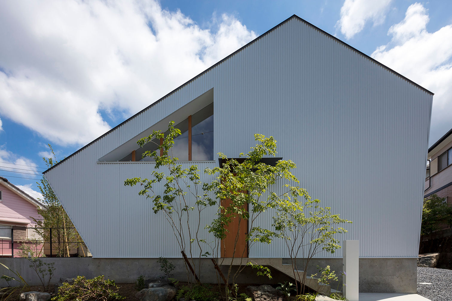 西松ヶ丘の家 House in Nishimatstugaoka, arbol arbol Chalés e casas de madeira Metal