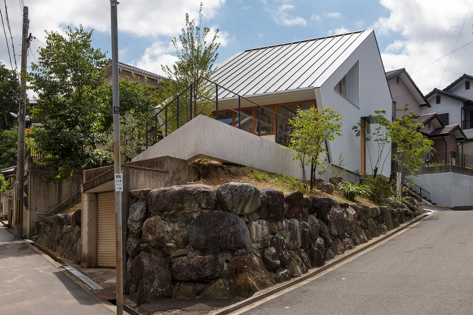 西松ヶ丘の家 House in Nishimatstugaoka, arbol arbol Chalés e casas de madeira Metal
