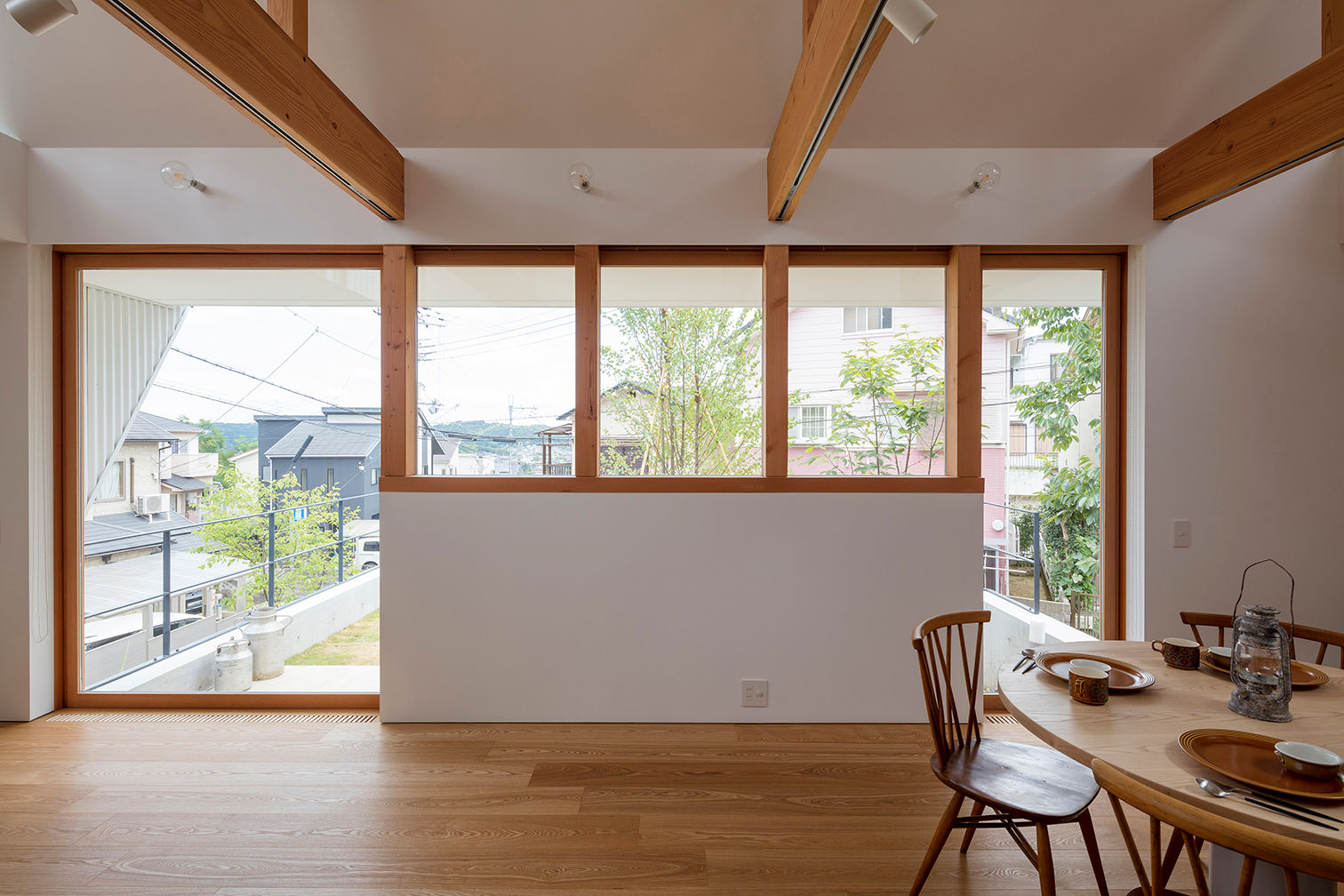 西松ヶ丘の家 House in Nishimatstugaoka, arbol arbol غرفة المعيشة خشب نقي Multicolored