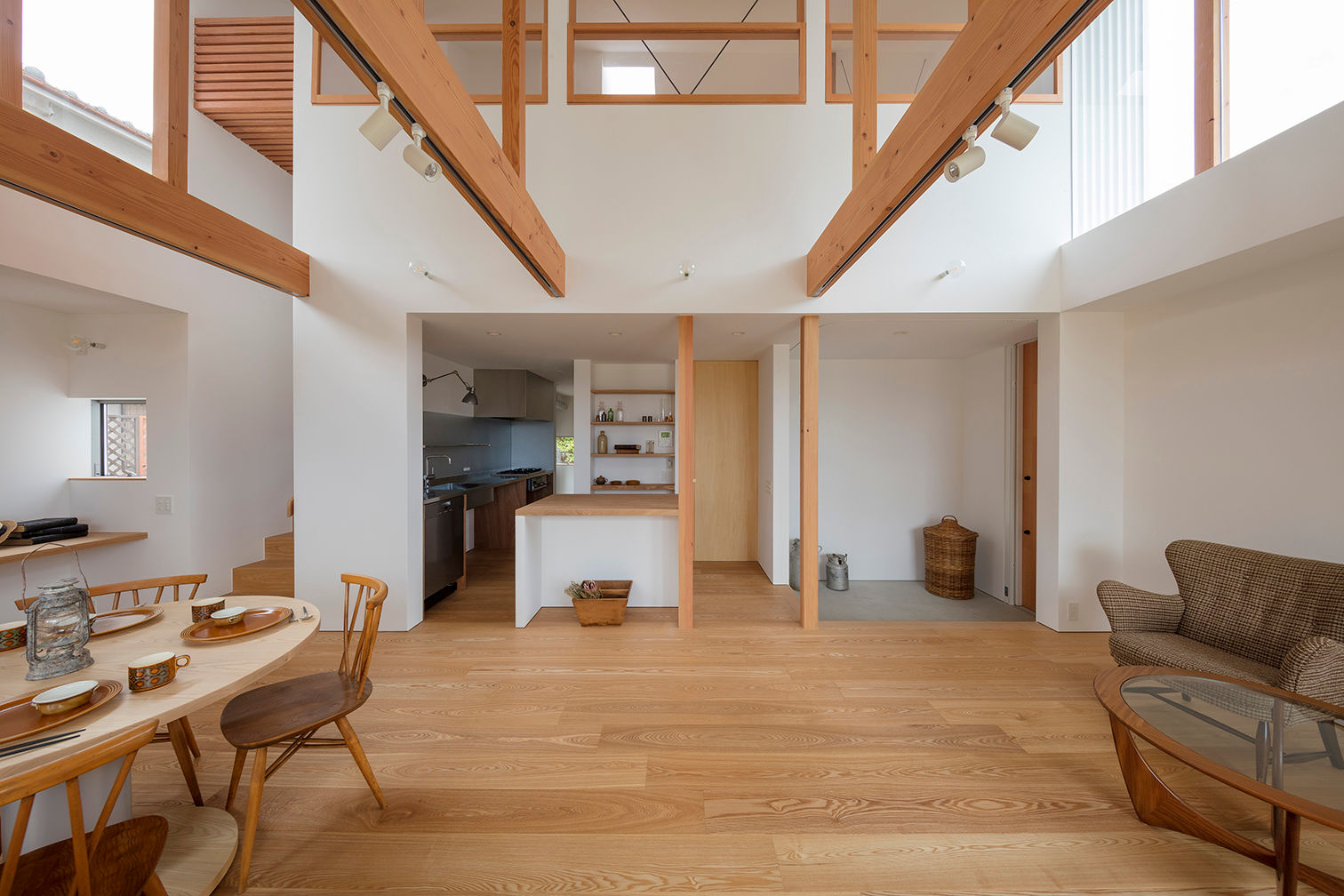 西松ヶ丘の家 House in Nishimatstugaoka, arbol arbol Soggiorno minimalista Legno massello Variopinto