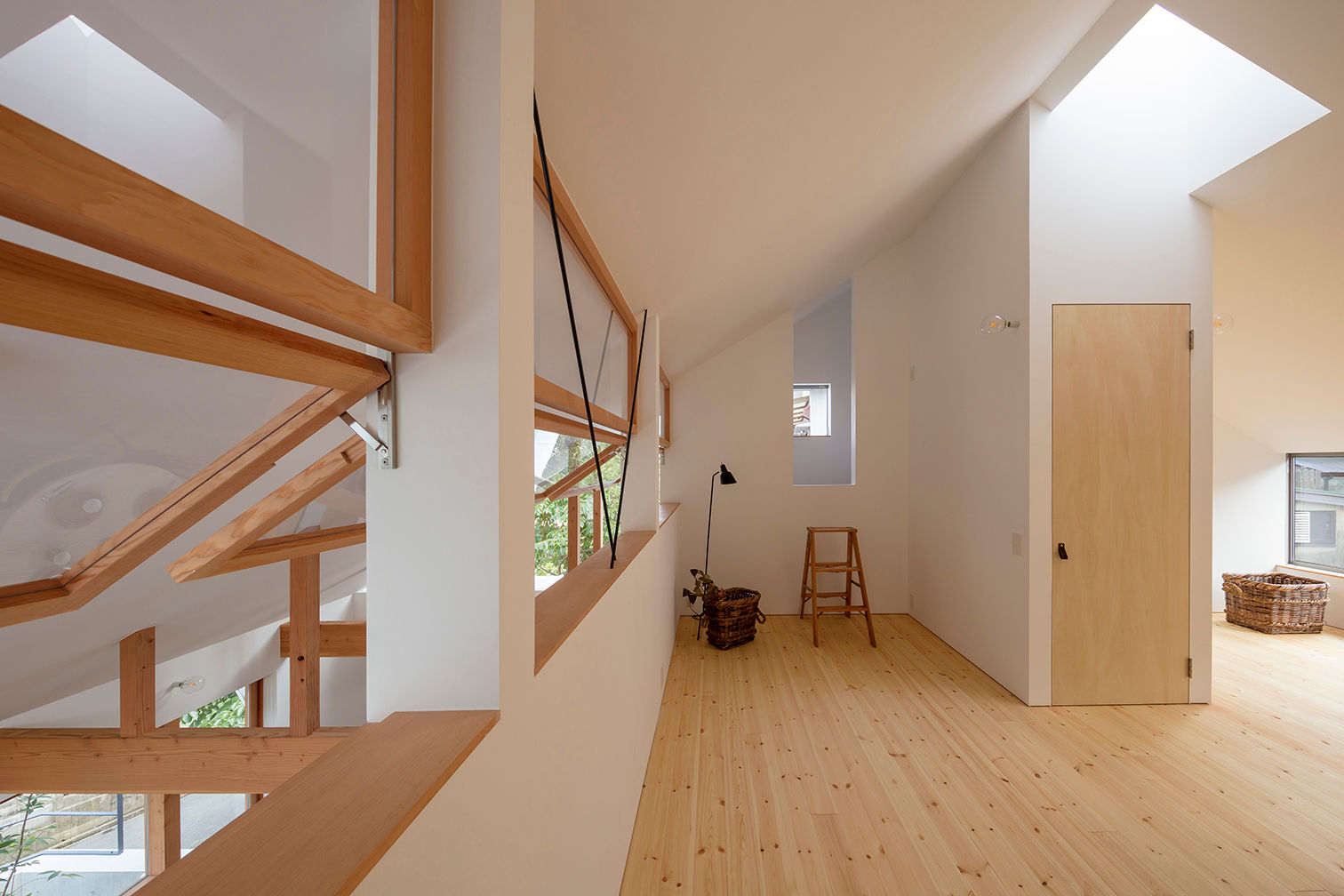 西松ヶ丘の家 House in Nishimatstugaoka, arbol arbol Finestre & Porte in stile minimalista Legno massello Variopinto