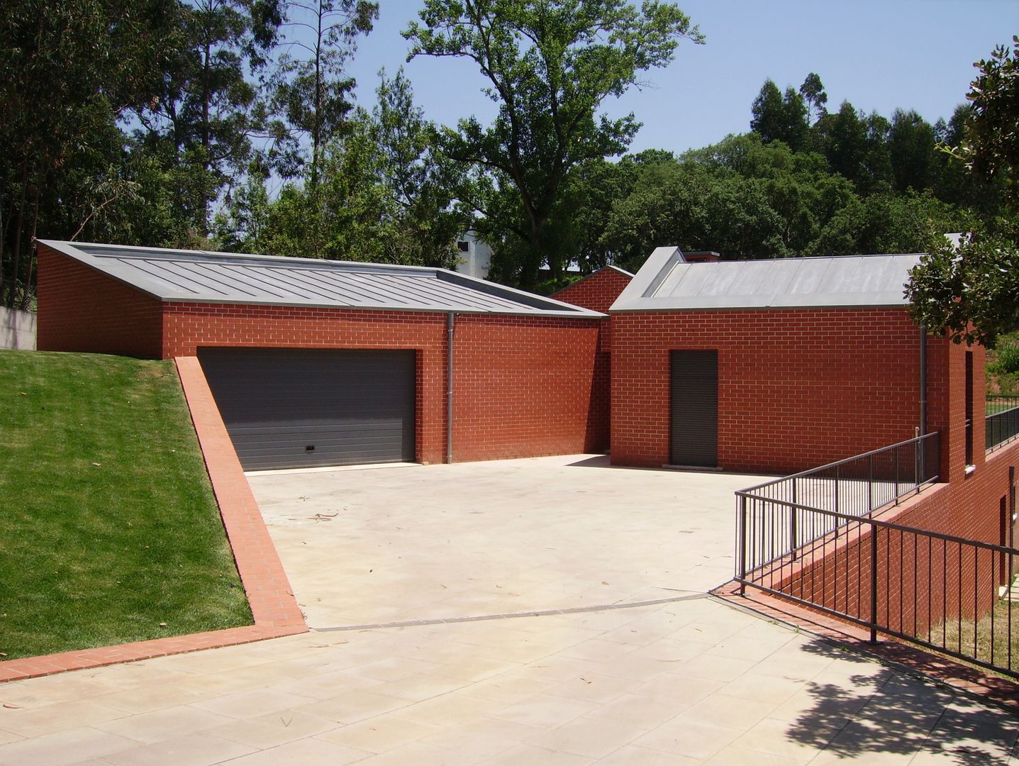 homify Modern garage/shed