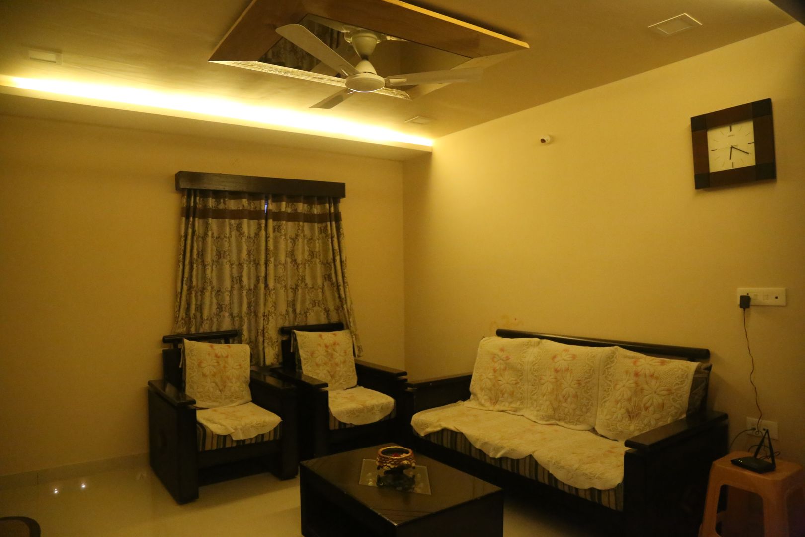 Mr. Gupta Kondapur Naani, Ghar Ek Sapna Interiors Ghar Ek Sapna Interiors Гостиная в стиле модерн