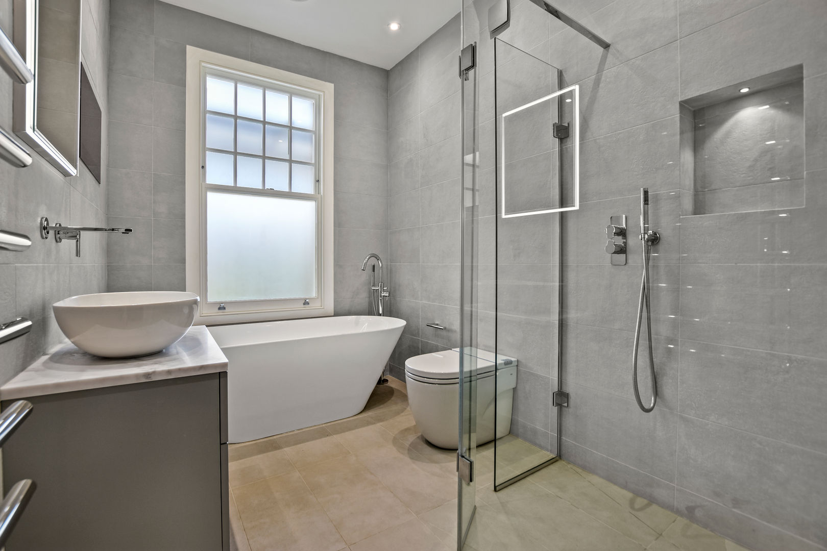 Case Study: Richmond, BathroomsByDesign Retail Ltd BathroomsByDesign Retail Ltd Modern Banyo