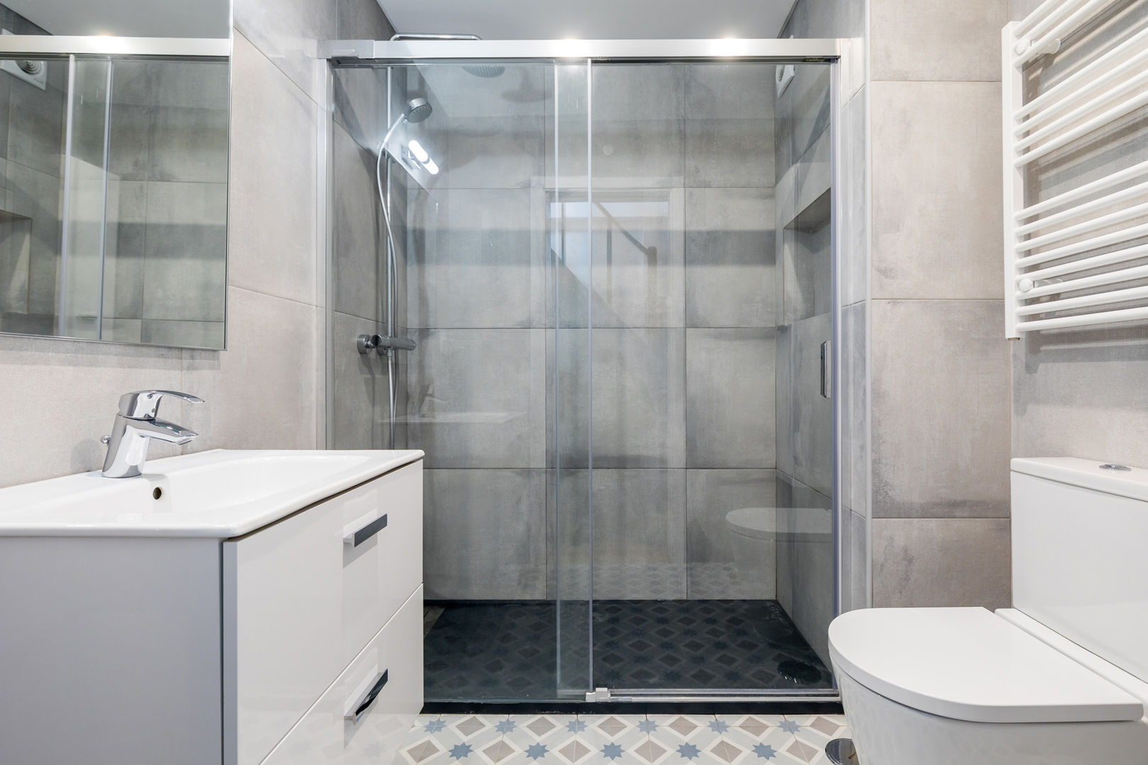 Oeiras - Remodelação Total Apartamento Duplex T2+1 , Sizz Design Sizz Design 現代浴室設計點子、靈感&圖片