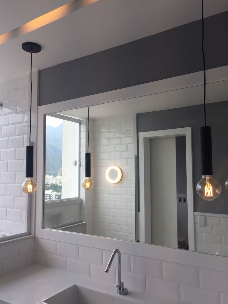 Banheiro branco e cinza estilo industrial, Aline Pitrowsky Arquiteta Aline Pitrowsky Arquiteta 浴室