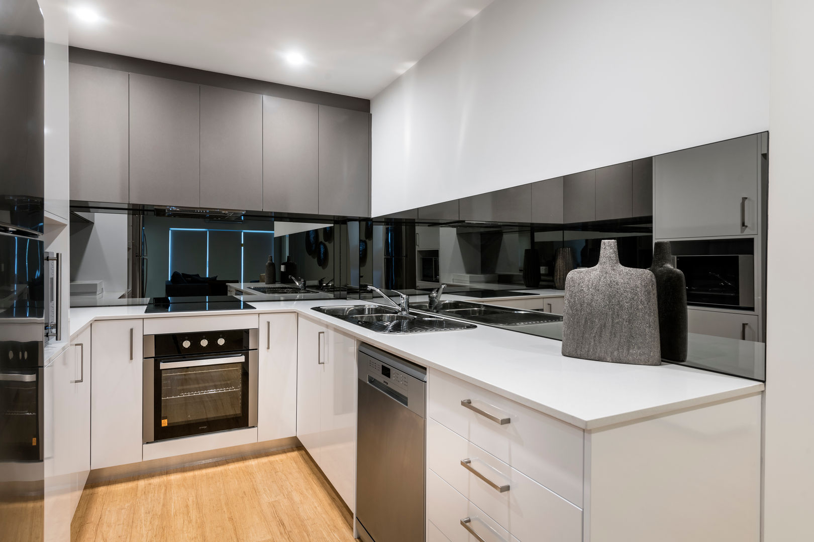 Kitchen Moda Interiors Cocinas de estilo moderno kitchen,kitchen splashback,cabinetry,apartment