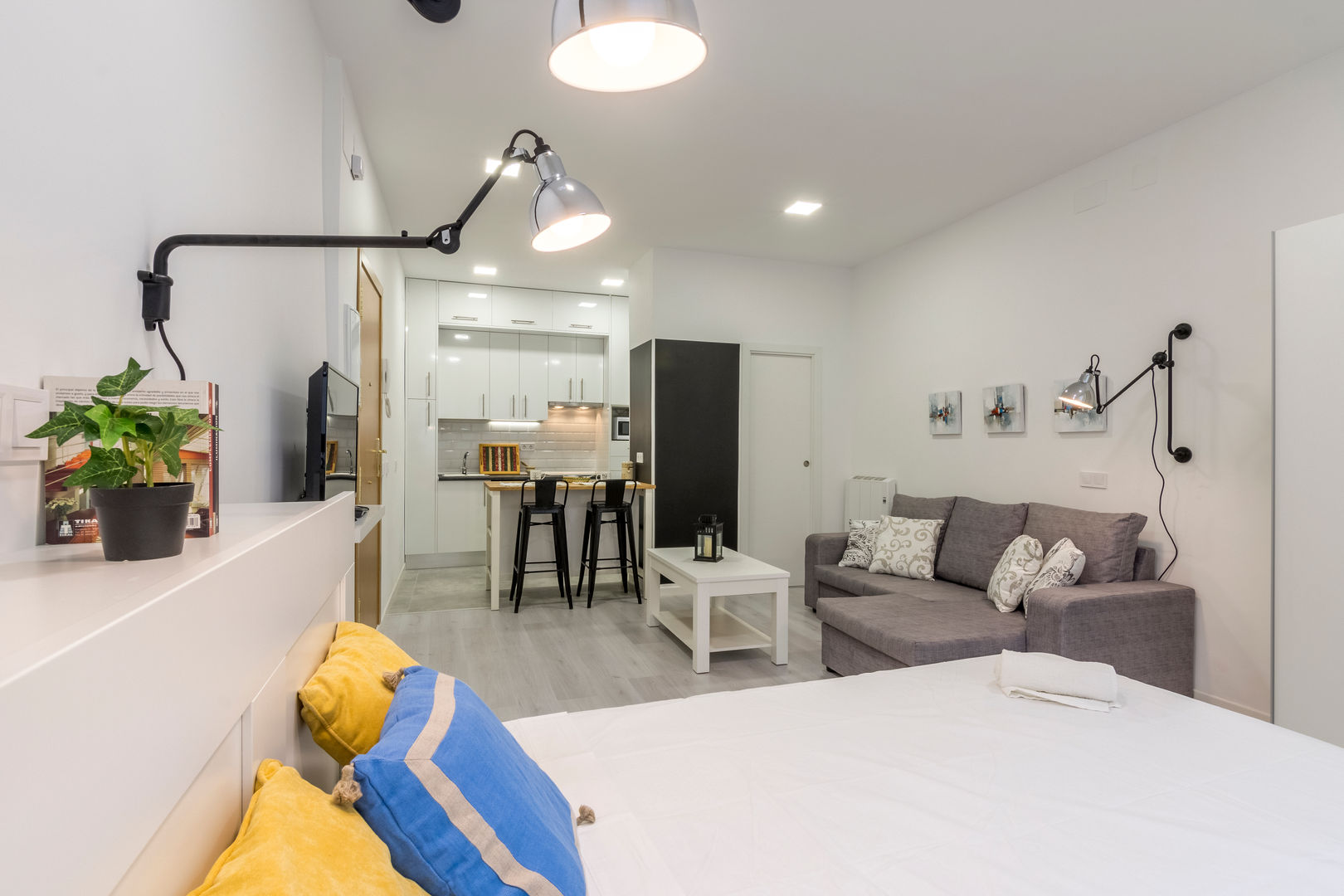 La magia del Home Staging - Proyecto de Home Staging en Madrid, Dekohuset Dekohuset Rumah: Ide desain interior, inspirasi & gambar Accessories & decoration