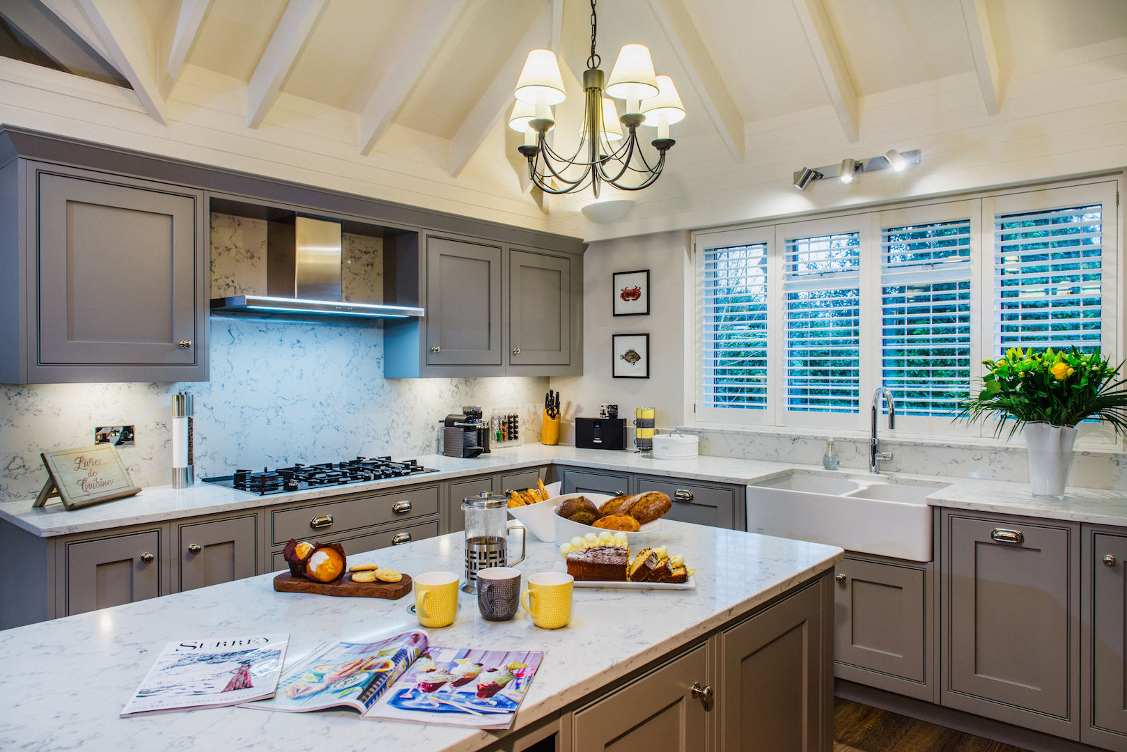 Mr & Mrs T, Oxshott Raycross Interiors Cocinas a medida Madera Acabado en madera kitchens surrey,kitchens oxshott,kitchen design,quartz worktop,grey furniture,quooker flex tap,belfast sink,beaded in-frame,le mans carousel,pantry unit,siemens iq700,kitchen island