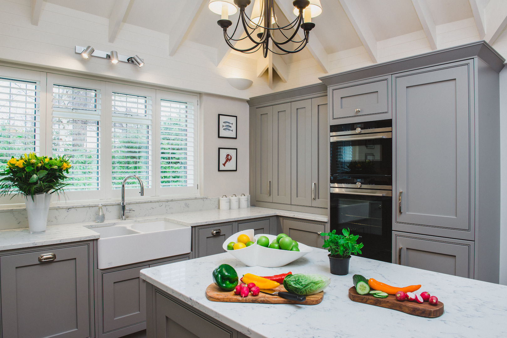 Mr & Mrs T, Oxshott Raycross Interiors Cocinas a medida Madera Acabado en madera kitchens surrey,kitchens oxshott,kitchen design,quartz worktop,grey furniture,quooker flex tap,belfast sink,beaded in-frame,le mans carousel,pantry unit,siemens iq700,kitchen island