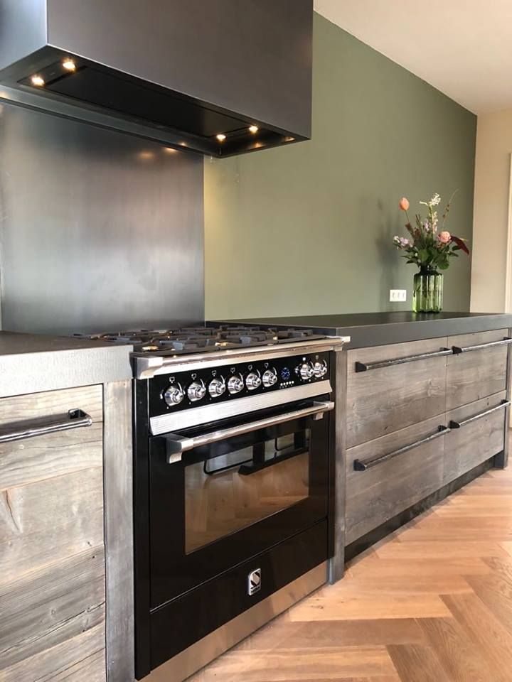 Keuken van Barnwood met apparatuur van Bosch en STEEL, RestyleXL RestyleXL Cozinhas campestres Madeira Efeito de madeira