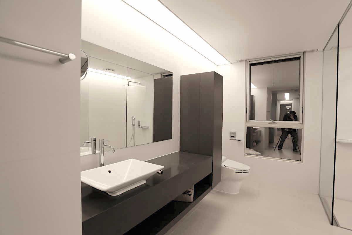 homify Modern style bathrooms Tiles