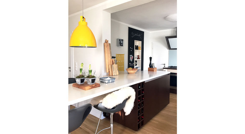 Essplatz an Küchenarbeitsplatte homify Moderne Küchen Küchenschrank,Essplatz,Hängeleuchte gelb,weiße Küche,braune Küche,Holzboden,Barhocker,Küchenbeleuchtung