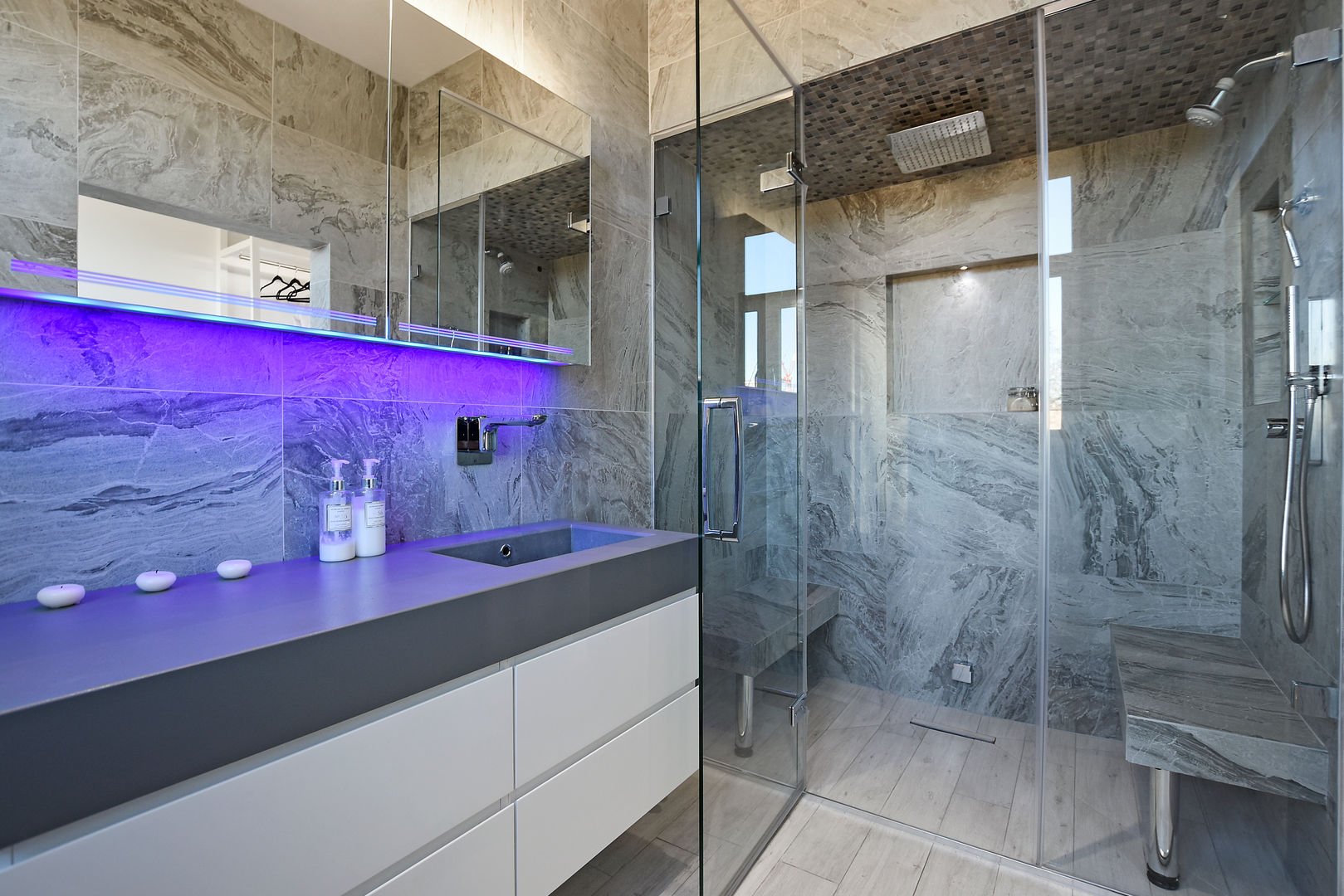 A Stunning Bathroom Design for a Home in Twickenham, BathroomsByDesign Retail Ltd BathroomsByDesign Retail Ltd Modern Banyo