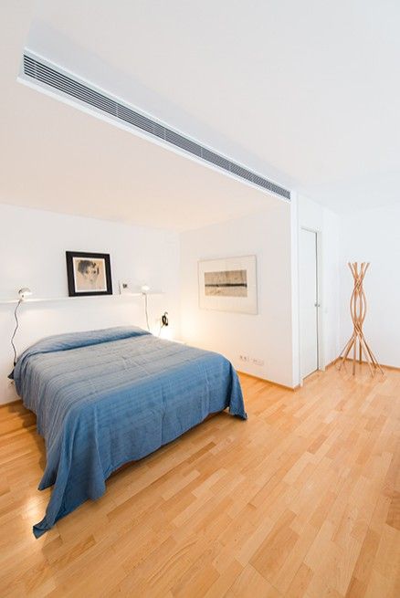 Conversión de un local comercial en vivienda en Barcelona, ETNA STUDIO ETNA STUDIO Minimalist bedroom Wood Wood effect