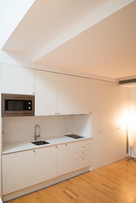 Conversión de un local comercial en vivienda en Barcelona, ETNA STUDIO ETNA STUDIO Cozinhas embutidas Aglomerado