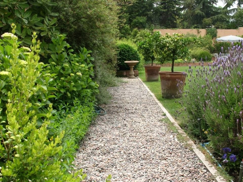 Sendero de gravilla, tipo provenzal. Aliwen Paisajismo Jardines de estilo clásico