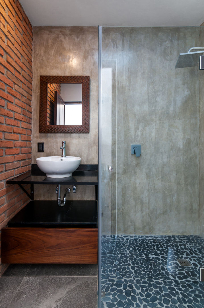 Baño aaestudio Baños de estilo moderno