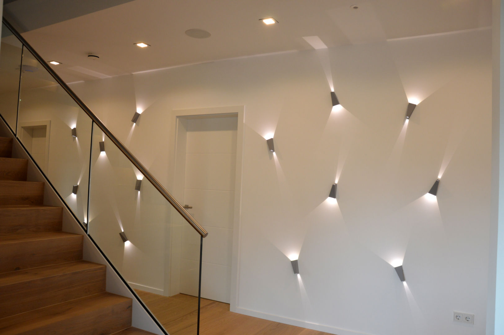 Wohnung 2, DRECHSLER INTERIORS DRECHSLER INTERIORS Modern Corridor, Hallway and Staircase Lichtplanung,LED-Licht,Wandgestaltung,Wandleuchten