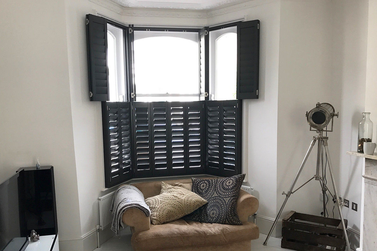 Tier on Tier Shutters in the Living Room homify Living room لکڑی Wood effect SHUTTERS,interior design,industrial decor,interior shutters,window treatments,bay window,black,wood,made to measure,panels,natural light,privacy