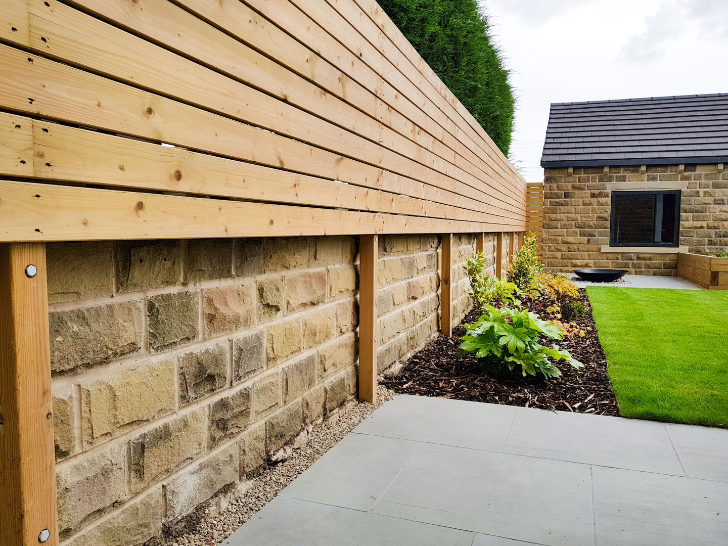 Horizontally Boarded Fence Yorkshire Gardens Jardines modernos modern fence,porcelain paving,grey paving