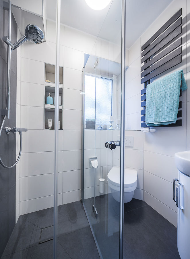 Der Platz im kleinen Bad wird durch die einklappbaren Duschtüren perfekt ausgenutzt BANOVO GmbH Moderne Badezimmer Glas bad,Badrenovierung,Badsanierung,begehbare Dusche,Dusche,kleines Bad,WC,Waschtisch,Badezimmer