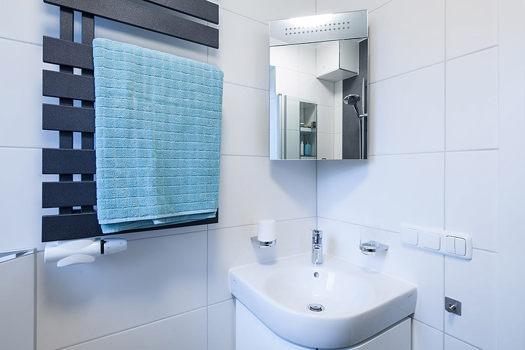 Kleines Badezimmer optimal durchdacht, BANOVO GmbH BANOVO GmbH Kamar Mandi Modern Keramik