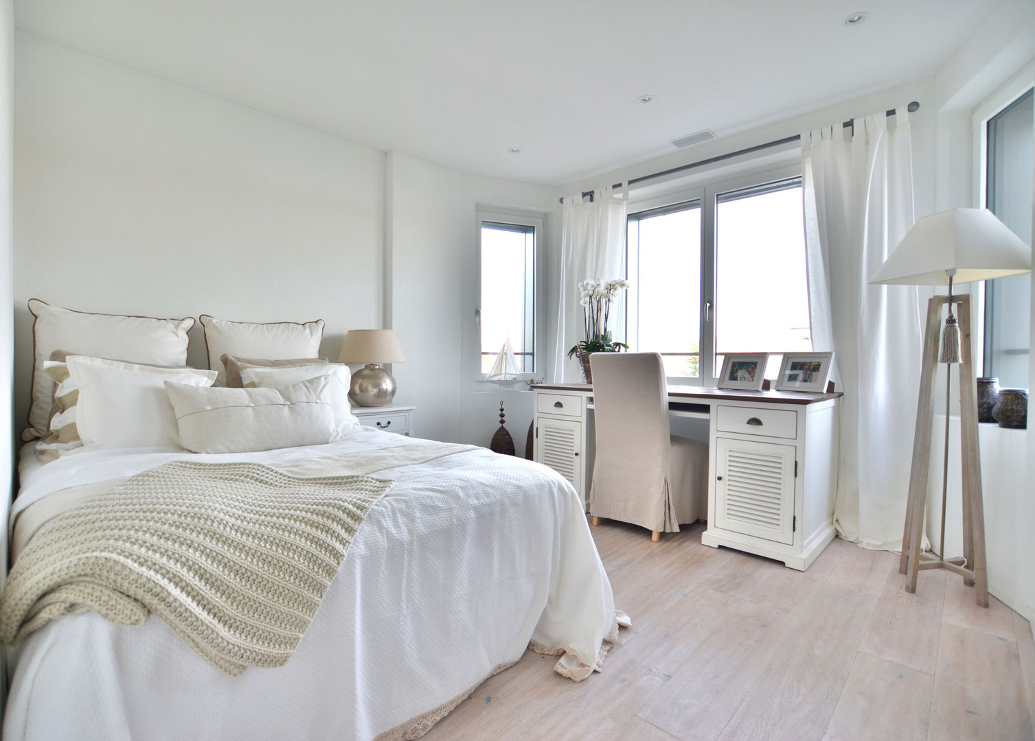 Dachwohnung Landhausstil, Select Living Interiors Select Living Interiors Country style bedroom Beds & headboards