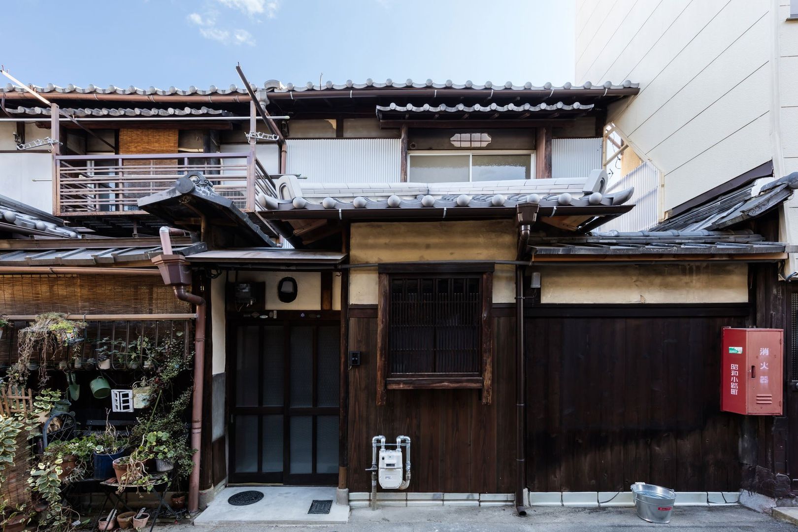 Rowhouse on Showa-koji St., YYAA 山本嘉寛建築設計事務所 YYAA 山本嘉寛建築設計事務所 Condominios Madera Acabado en madera