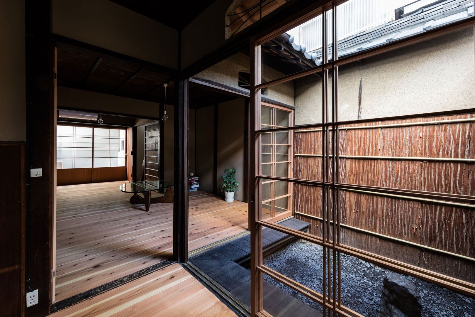 Rowhouse on Showa-koji St., YYAA 山本嘉寛建築設計事務所 YYAA 山本嘉寛建築設計事務所 Cuartos de los chicos Madera Acabado en madera