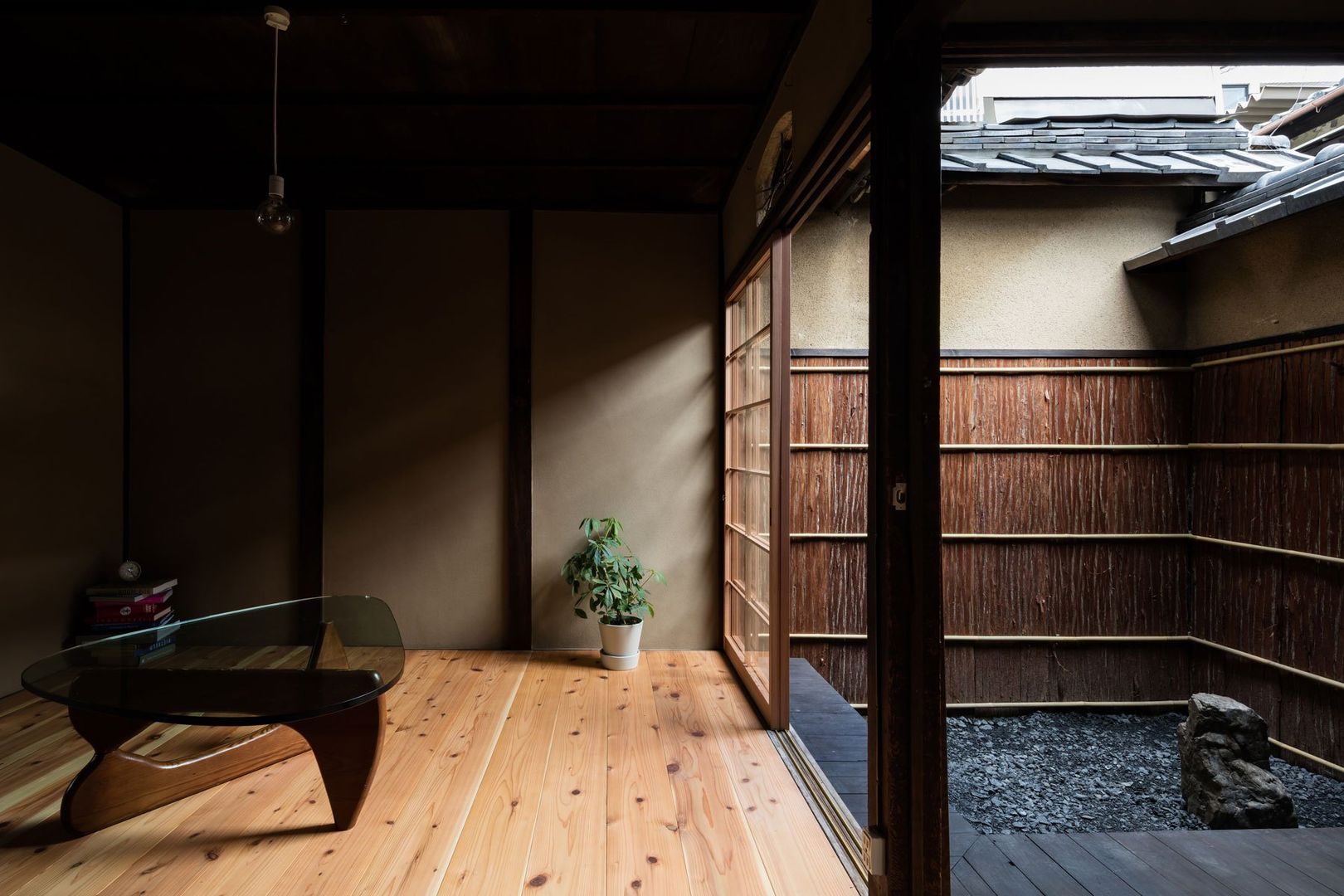 Rowhouse on Showa-koji St., YYAA 山本嘉寛建築設計事務所 YYAA 山本嘉寛建築設計事務所 Jardins zen Madeira Efeito de madeira