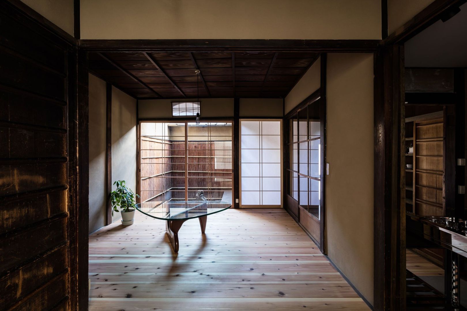 Rowhouse on Showa-koji St., YYAA 山本嘉寛建築設計事務所 YYAA 山本嘉寛建築設計事務所 Salones rústicos de estilo rústico Madera Acabado en madera