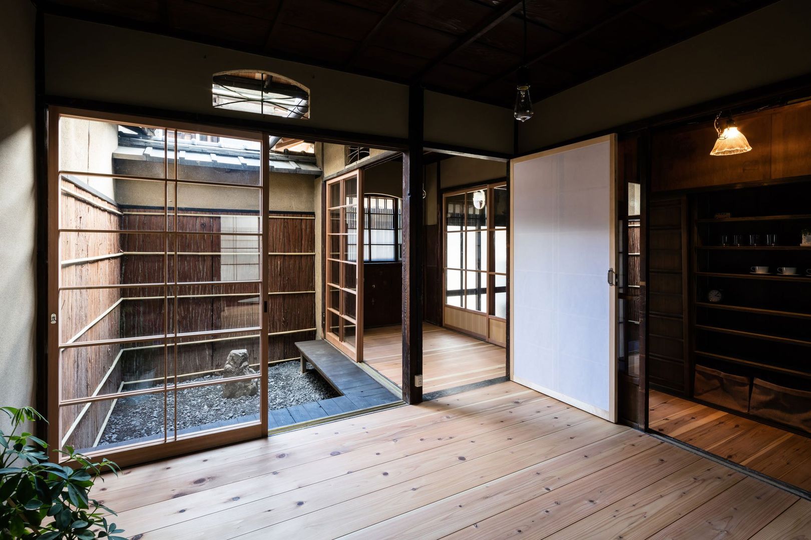 Rowhouse on Showa-koji St. YYAA 山本嘉寛建築設計事務所 Wooden windows Wood Wood effect