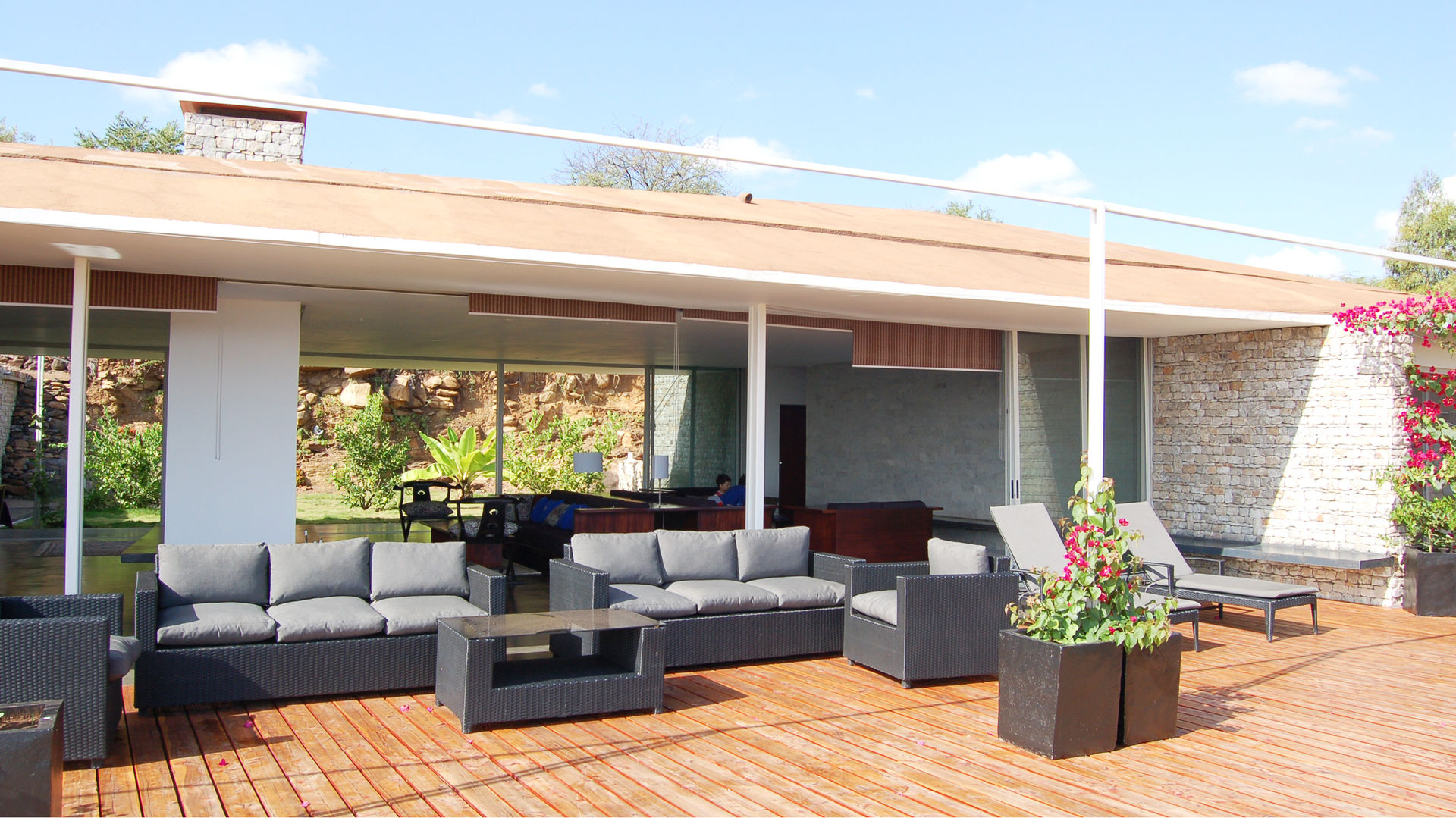 ENCHORO, Kenyan Heaven, TAG TAG Балкон и терраса в стиле минимализм Дерево Эффект древесины