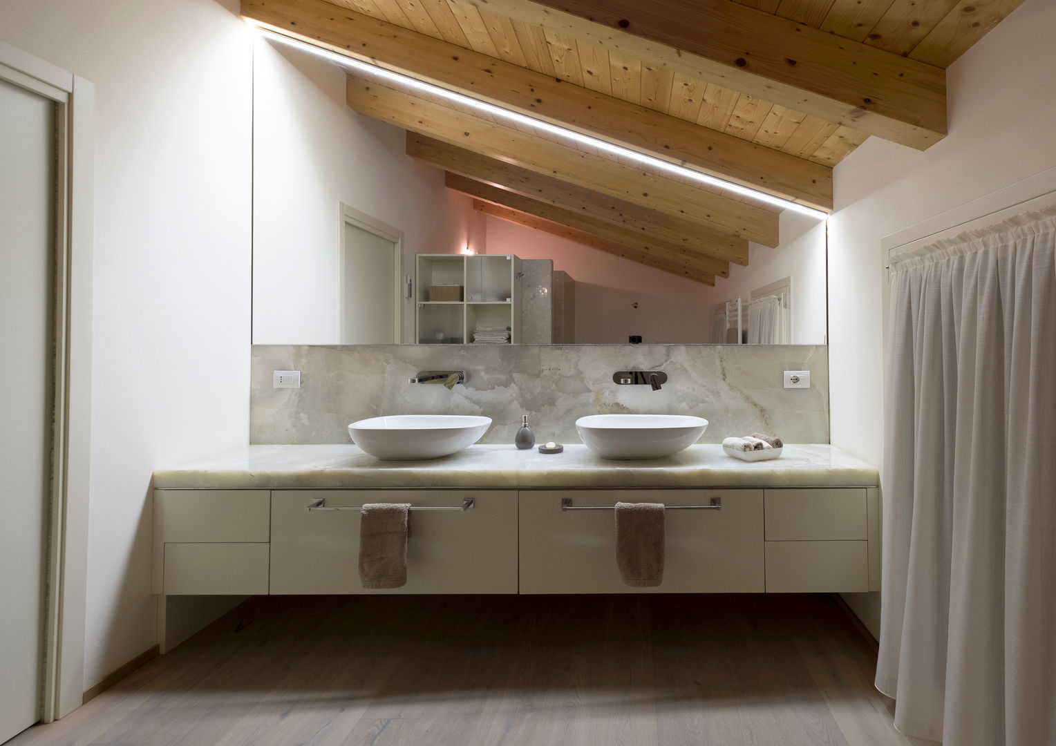 Progetto Atlante, Tratto Sottile Tratto Sottile Bagno moderno bagno,bagni,lavabo,specchio,arredo,interior design,illuminazione,mansarda