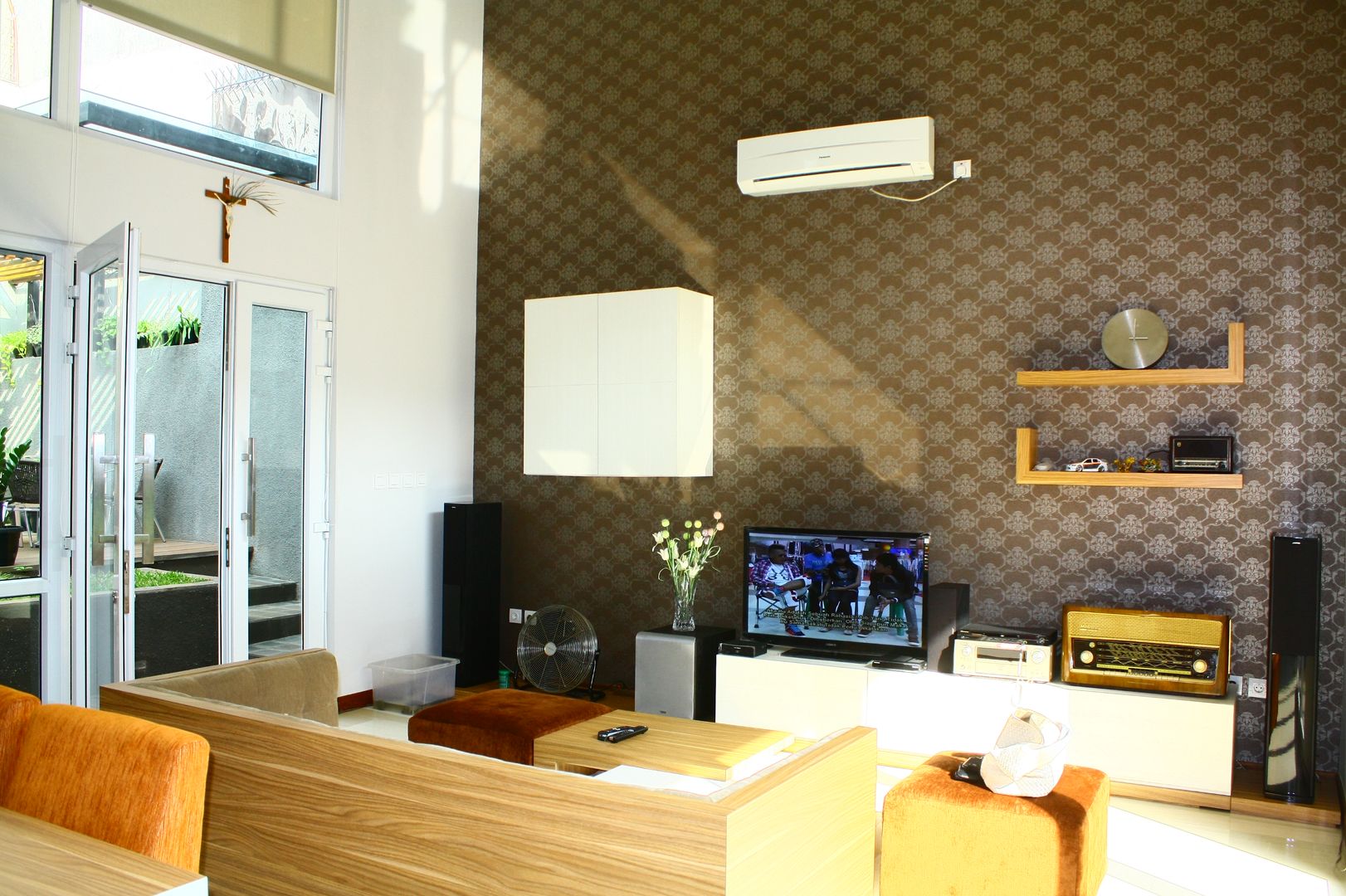 Living - Dining and Pantry - Cipete, Exxo interior Exxo interior Salas de estar modernas TV e mobiliário