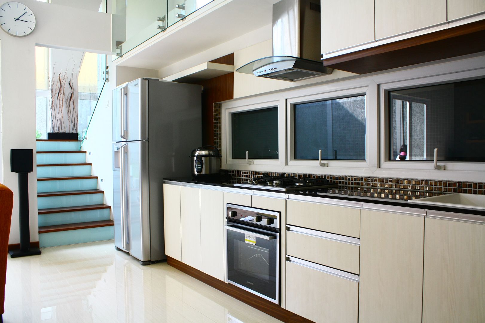 Living - Dining and Pantry - Cipete, Exxo interior Exxo interior Кухня в стиле модерн Шкафы и полки