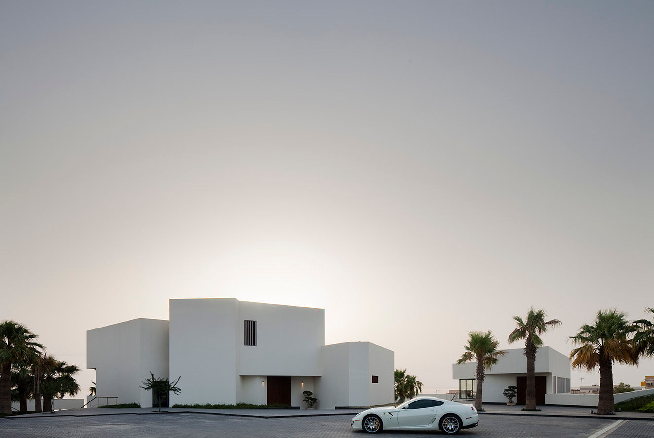 Diseño de una casa minimalista y moderna en Barcelona, AGi architects arquitectos y diseñadores en Madrid AGi architects arquitectos y diseñadores en Madrid Carport