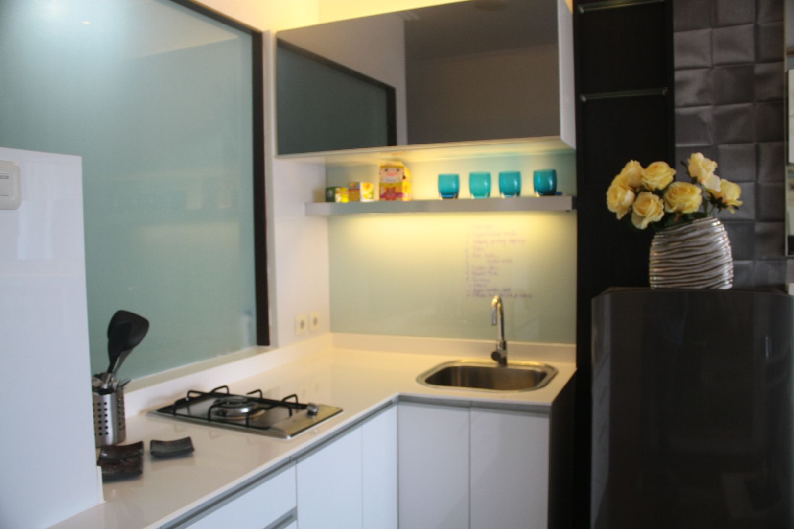 Apartment mungil yang simple, efisien dan elegan, Exxo interior:modern oleh Exxo interior, Modern