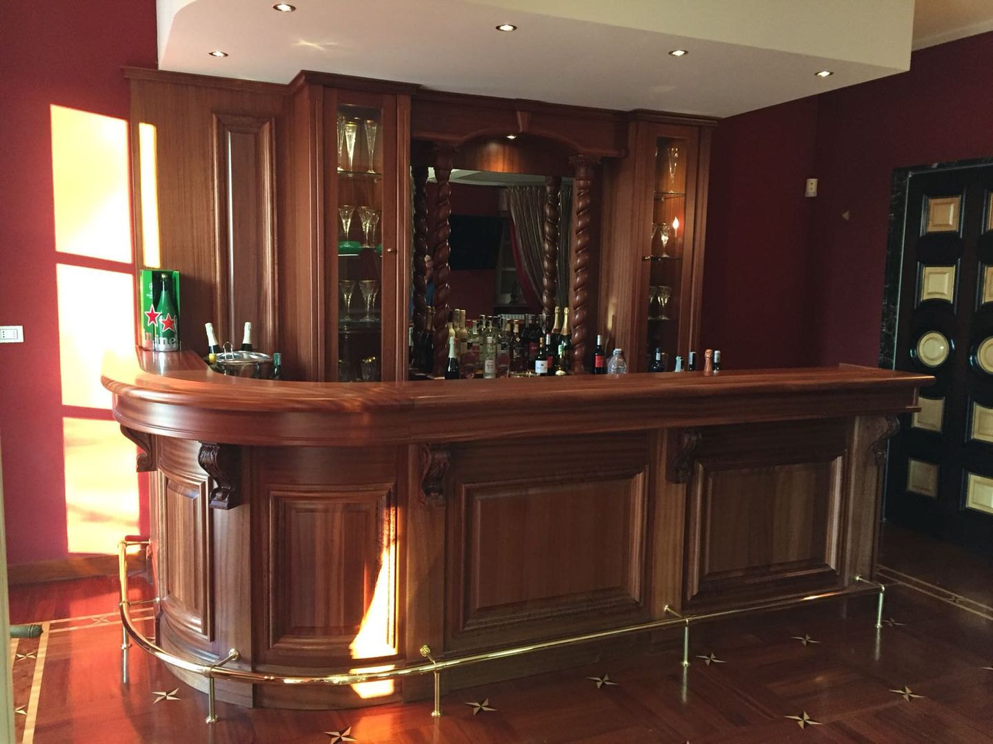 Angoli bar per casa , Falegnameria su misura Falegnameria su misura Salon classique Bois Effet bois