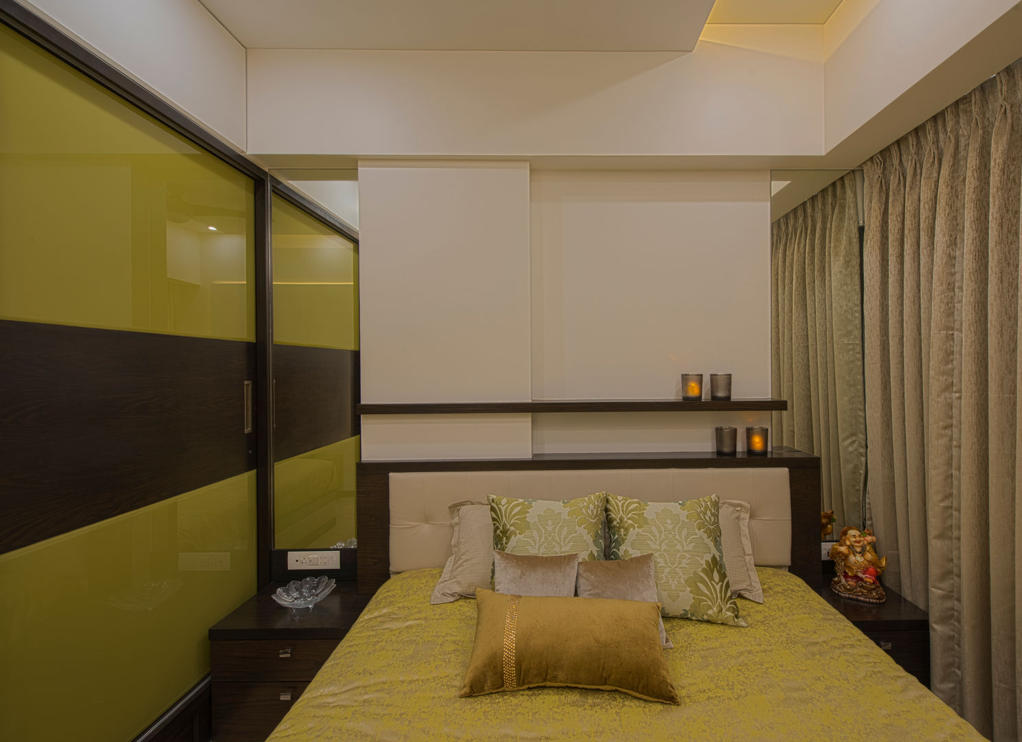 Mr. Shah's Residence : To create a Luxurious Lifestyle Design, Banaji & Associates Banaji & Associates Modern style bedroom