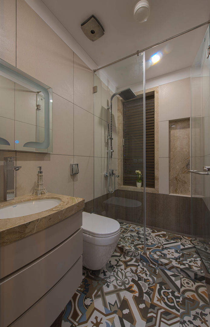 Mr. Shah's Residence : To create a Luxurious Lifestyle Design, Banaji & Associates Banaji & Associates Modern style bathrooms