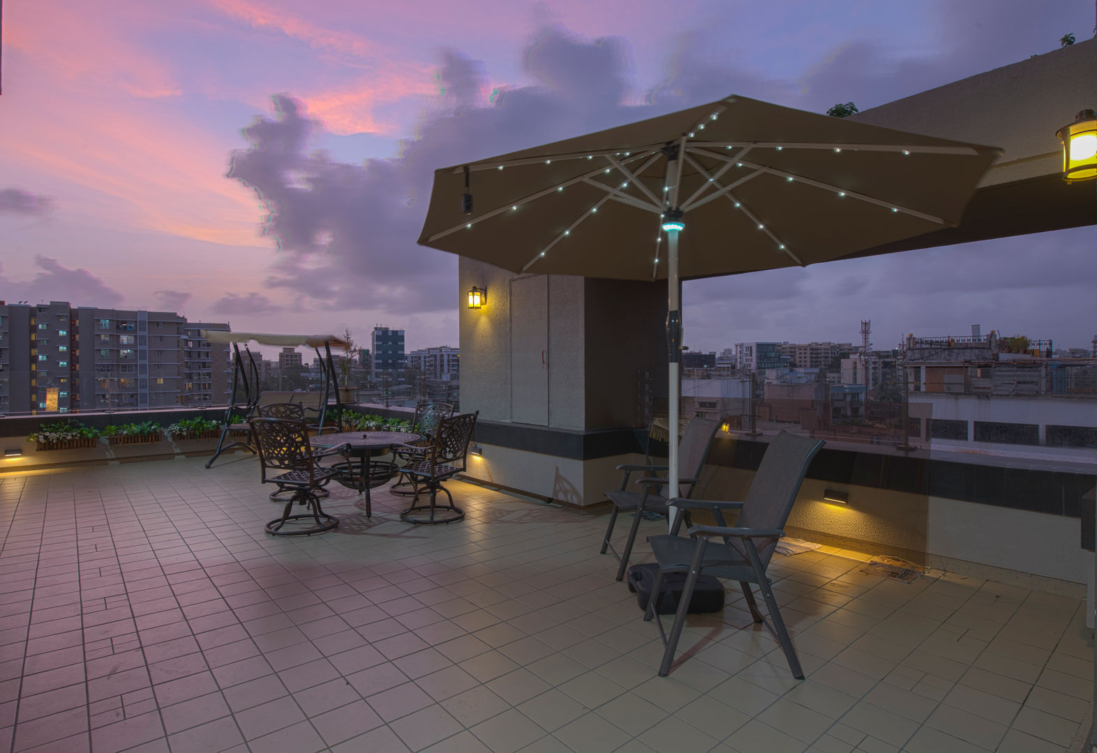 Mr. Shah's Residence : To create a Luxurious Lifestyle Design, Banaji & Associates Banaji & Associates Balcones y terrazas de estilo moderno
