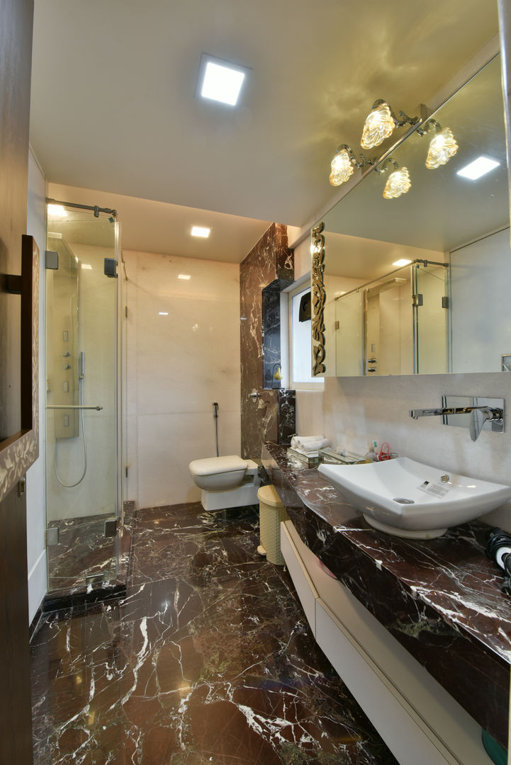 Mr. Doshi's Residence, Banaji & Associates Banaji & Associates Ванная комната в стиле модерн