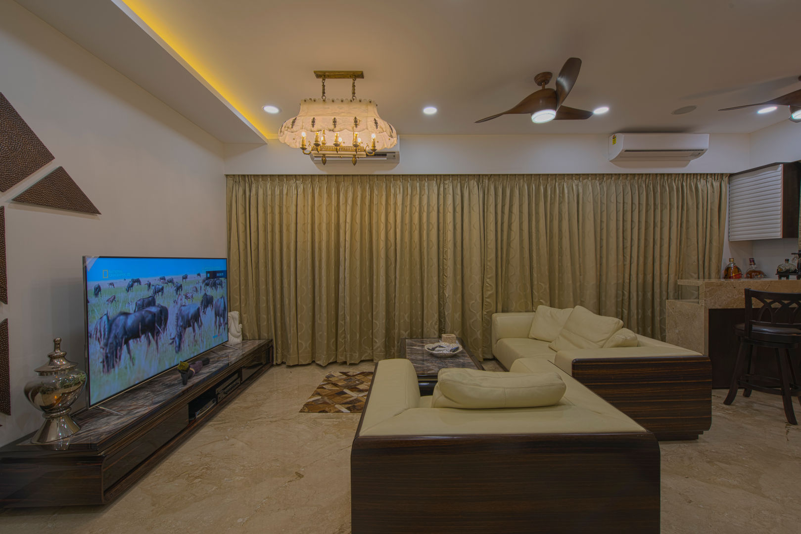 Mr. Shah's Residence : To create a Luxurious Lifestyle Design, Banaji & Associates Banaji & Associates Salas de estilo moderno