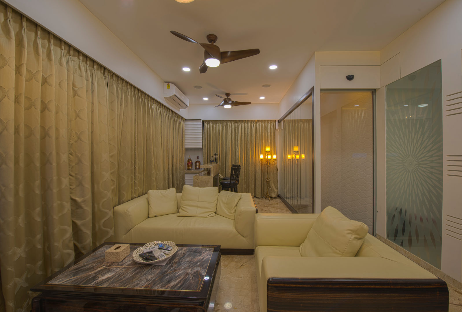 Mr. Shah's Residence : To create a Luxurious Lifestyle Design, Banaji & Associates Banaji & Associates Salas de estilo moderno