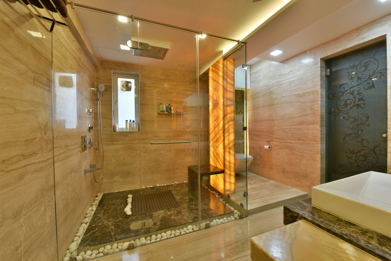 Mr. Doshi's Residence, Banaji & Associates Banaji & Associates Ванная комната в стиле модерн