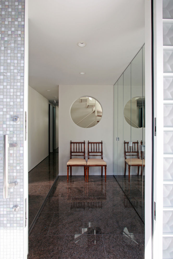 ひかりを組み込む家, 設計事務所アーキプレイス 設計事務所アーキプレイス Corredores, halls e escadas modernos Azulejo